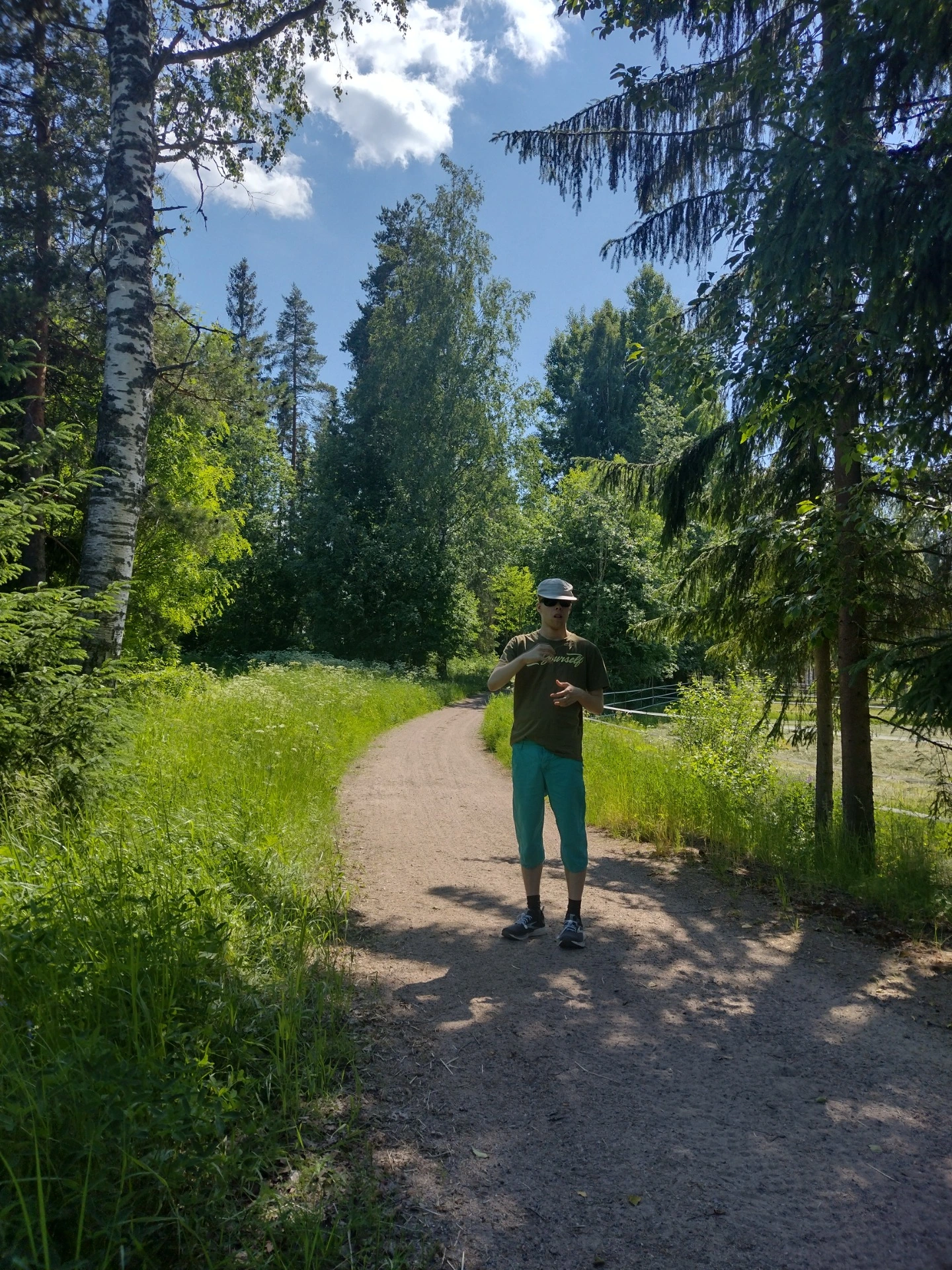 Mies seisoo hiekkatiellä